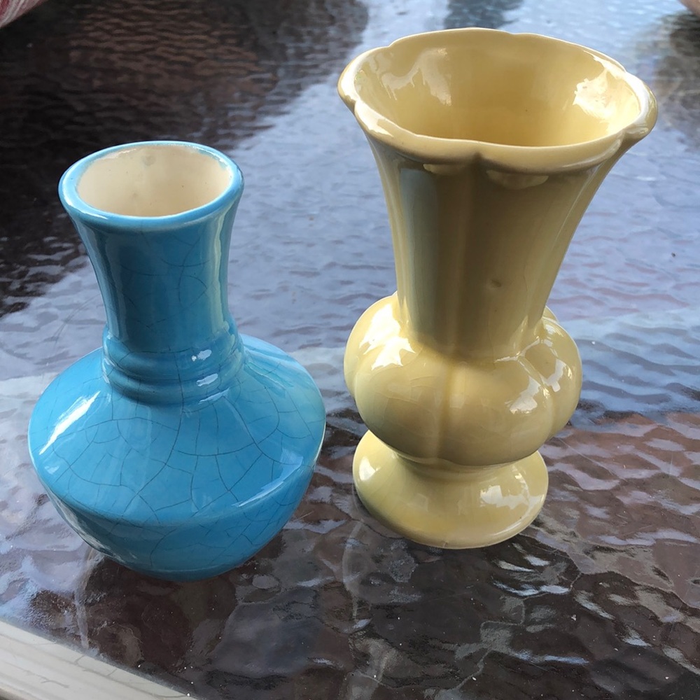 Set of 2 vintage tiny pottery vases. One is marked MS 1973. Yellow is USA. EUC